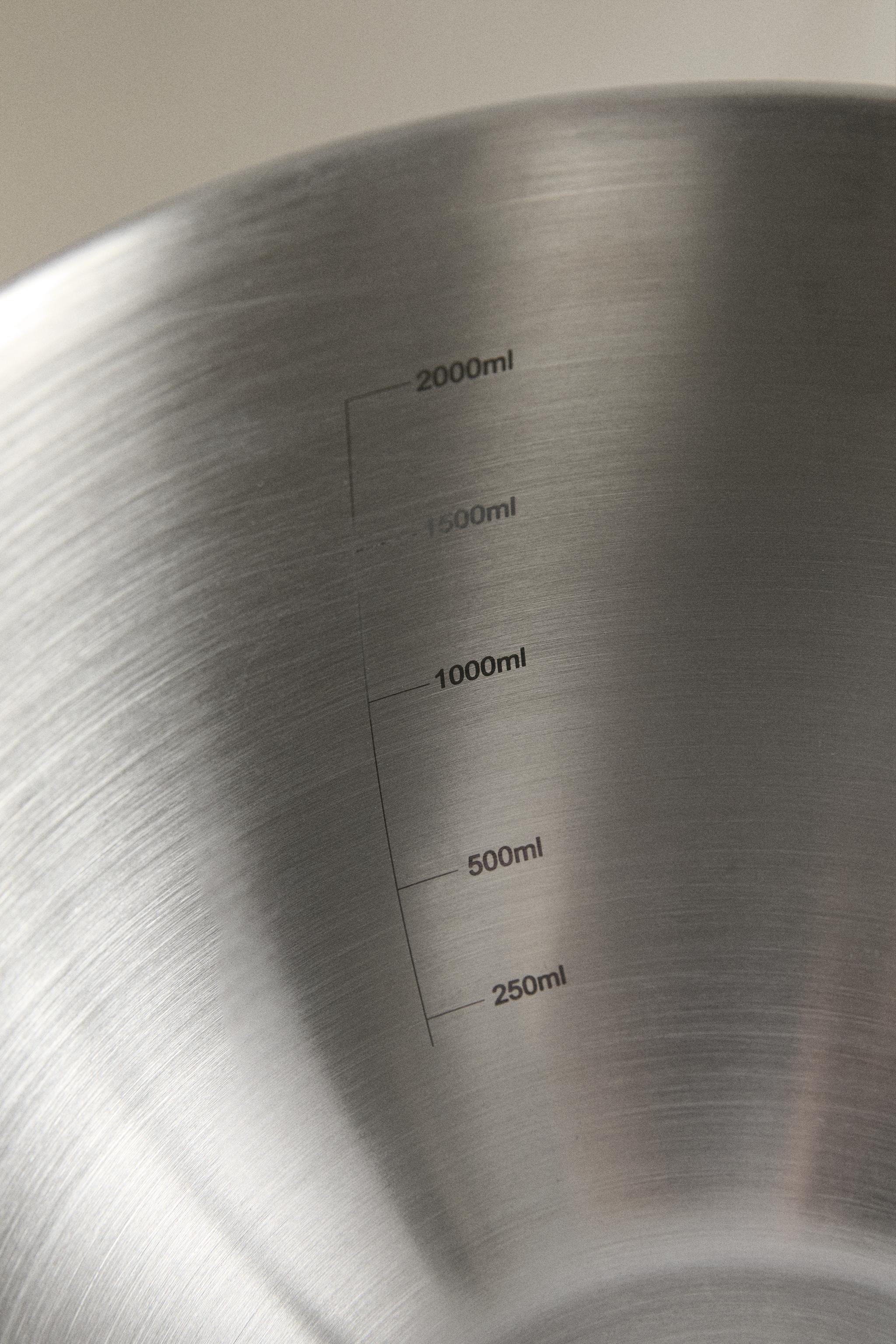 KITCHEN MIXING BOWL WITH SUCTION BASE